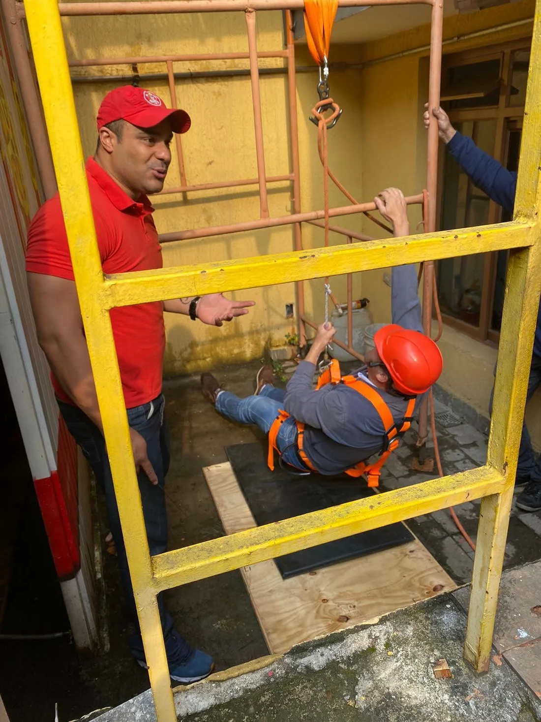 Exercício de resgate em espaço confinado com sistema de içamento e cordas